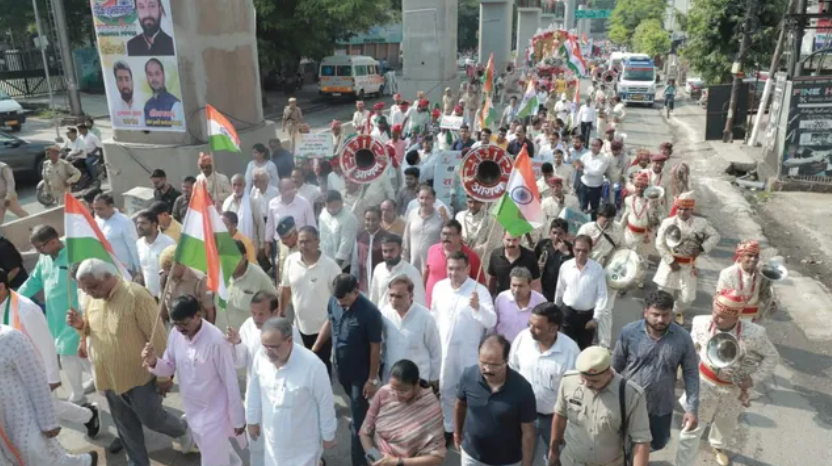 आगरा में तिरंगा यात्रा ने जगाया देशभक्ति का जोश, हजारों लोगों ने लिया हिस्सा; बलिदानियों को किया नमन